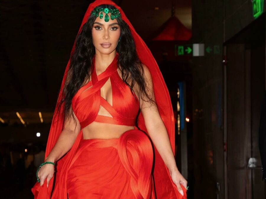 Imagem copia_705776601Photo by Kim Kardashian on July 14 2024. May be an image of 1 person dress gown and text.